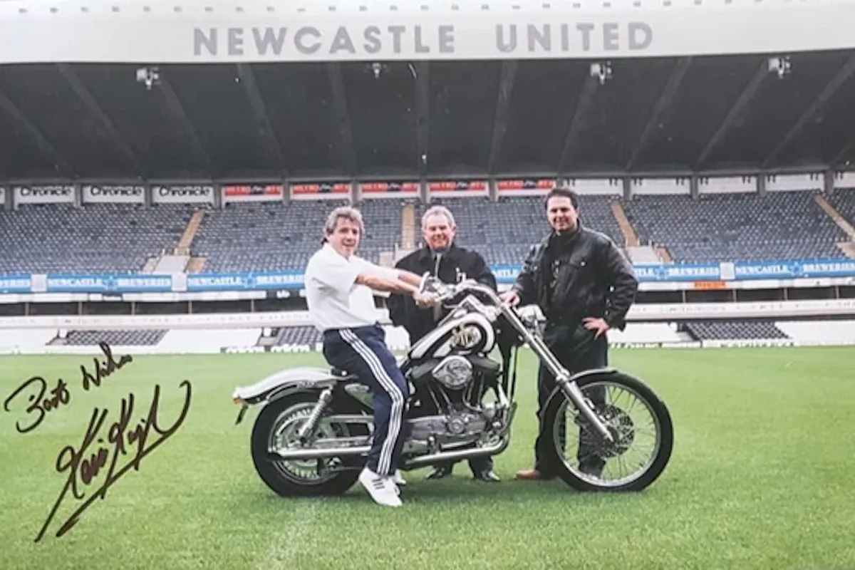 Harley-Davidson в стиле «Ньюкасл Юнайтед», принадлежавший Кевину Кигану, продан за 30 500 фунтов стерлингов спустя несколько дней после смерти футбольной легенды — фото 2