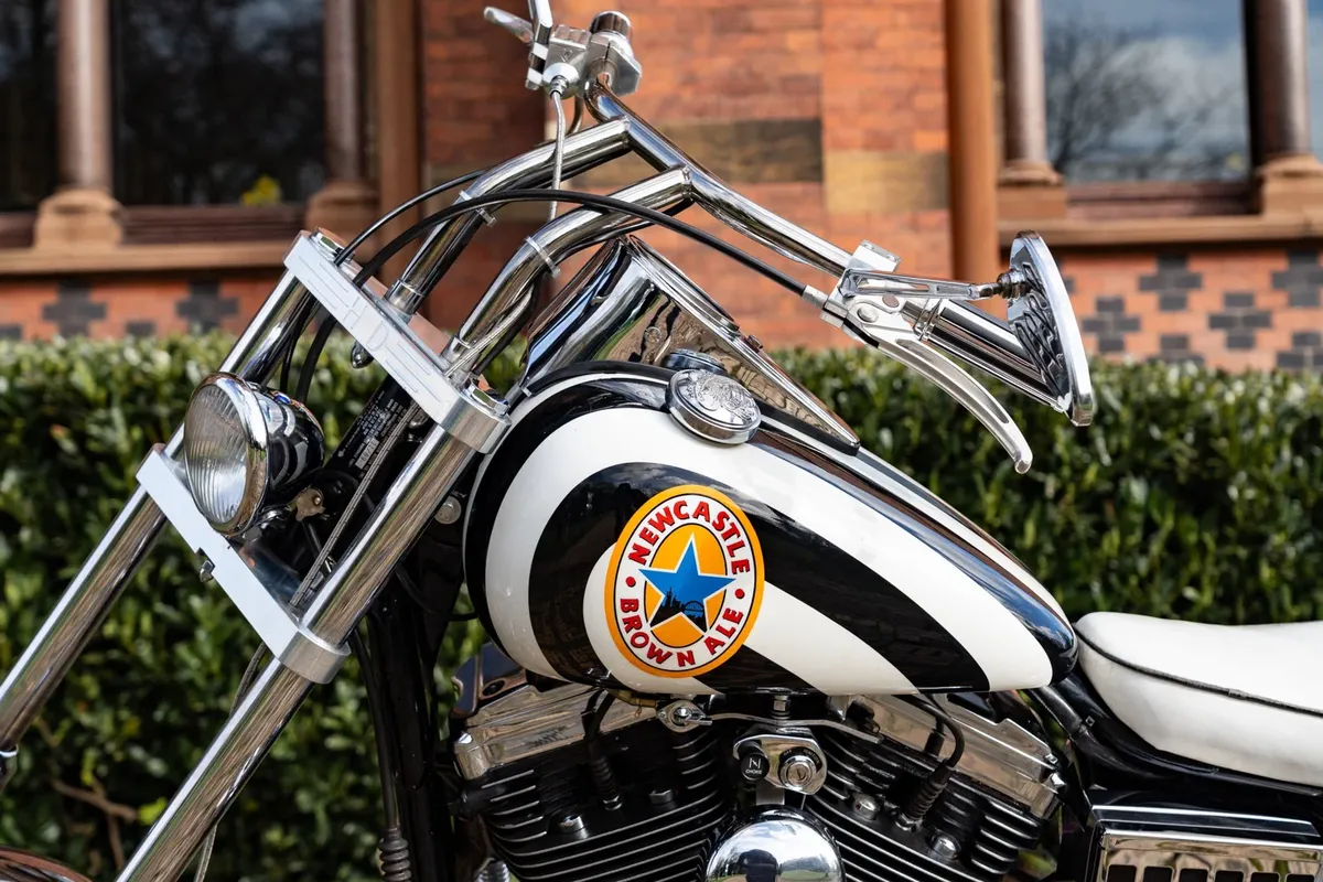 Harley-Davidson в стиле «Ньюкасл Юнайтед», принадлежавший Кевину Кигану, продан за 30 500 фунтов стерлингов спустя несколько дней после смерти футбольной легенды — фото 3