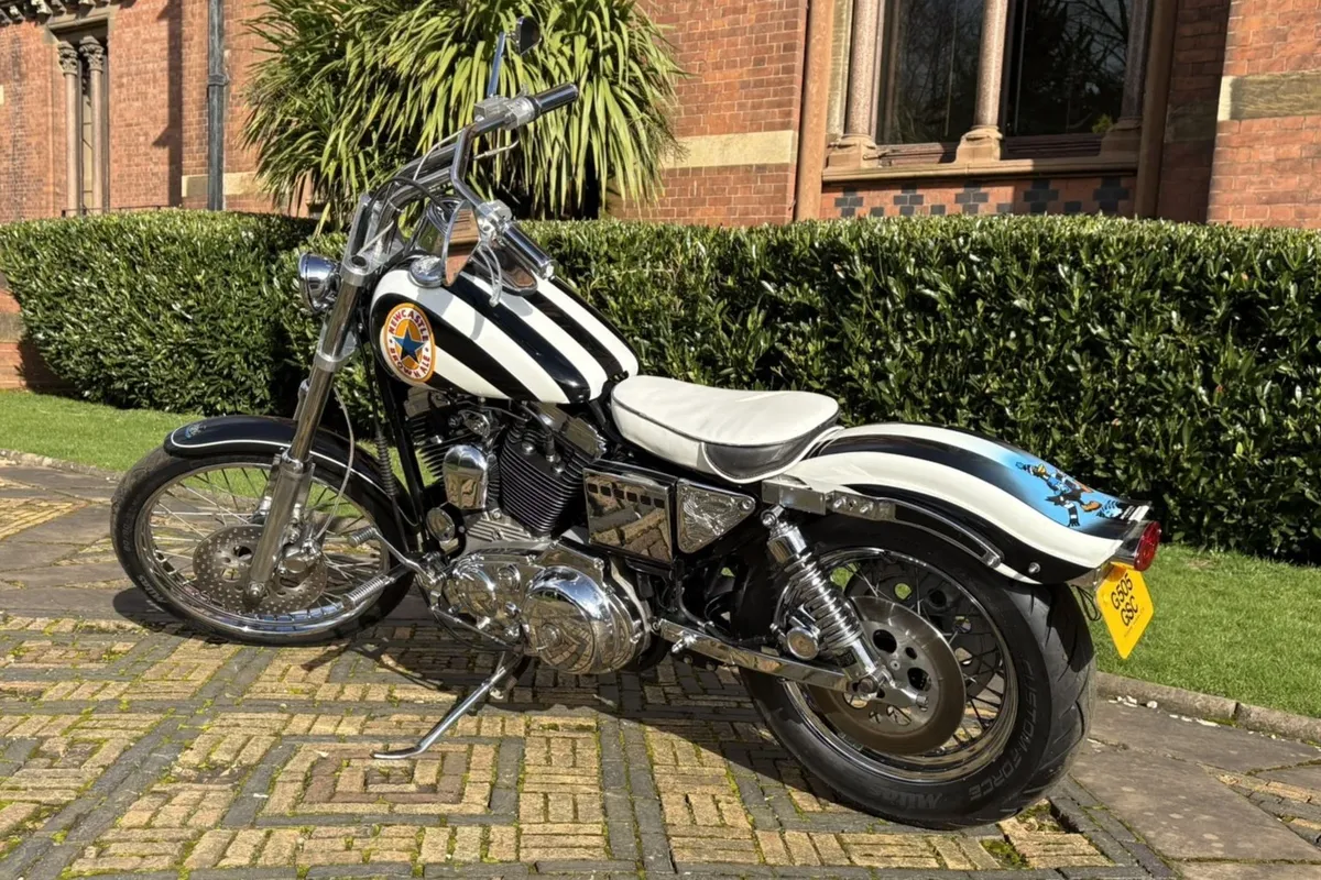 Harley-Davidson в стиле «Ньюкасл Юнайтед», принадлежавший Кевину Кигану, продан за 30 500 фунтов стерлингов спустя несколько дней после смерти футбольной легенды — фото 4
