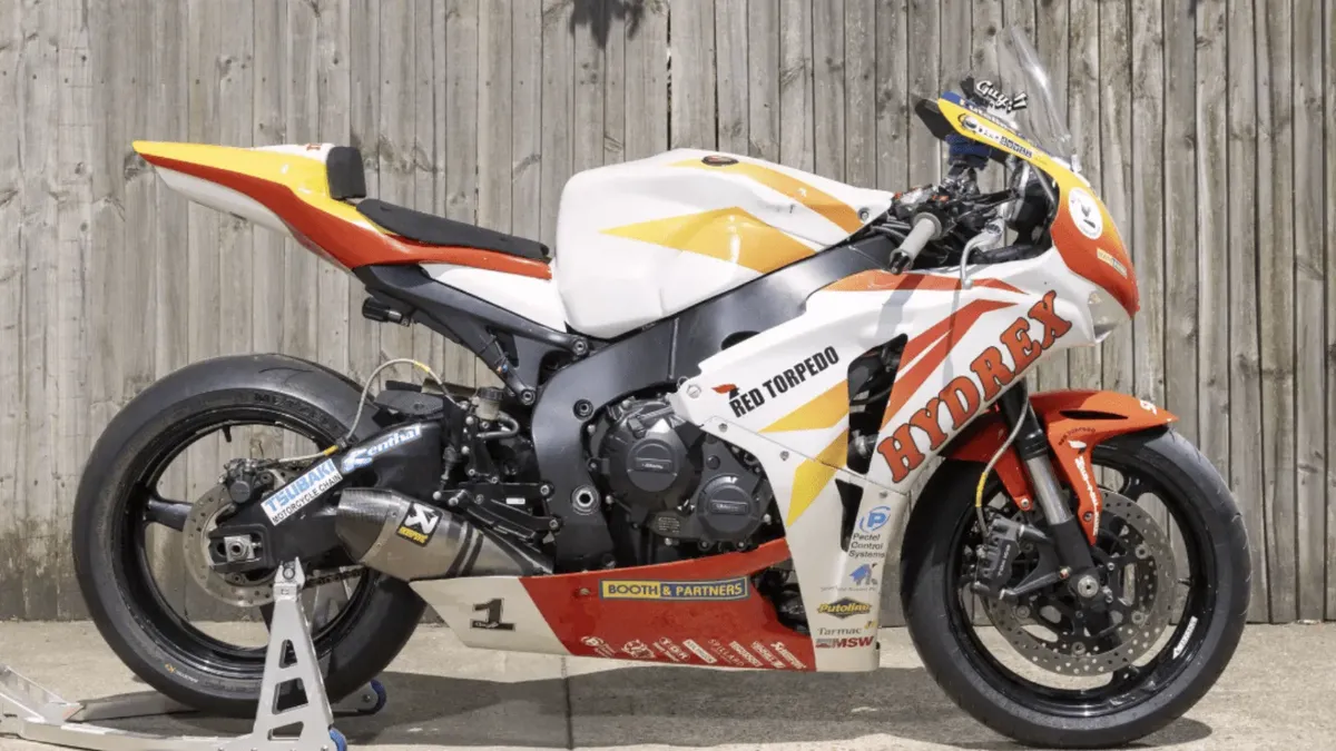 Honda Superstock Гая Мартина, на которой он выступал на Isle of Man TT, будет выставлена на аукцион на выставке NEC
