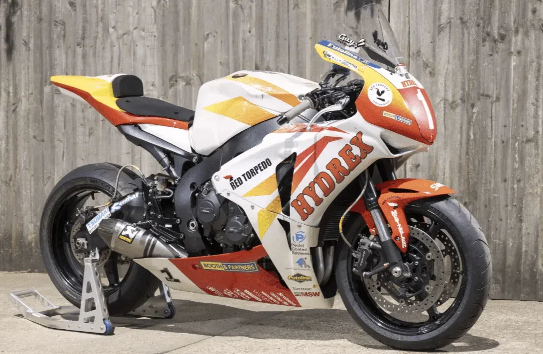 Honda Superstock Гая Мартина, на которой он выступал на Isle of Man TT, будет выставлена на аукцион на выставке NEC — фото 2