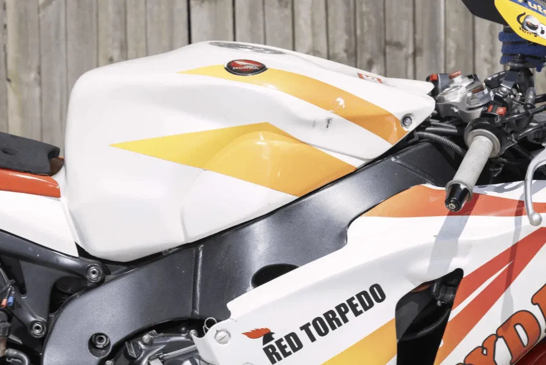 Honda Superstock Гая Мартина, на которой он выступал на Isle of Man TT, будет выставлена на аукцион на выставке NEC — фото 3