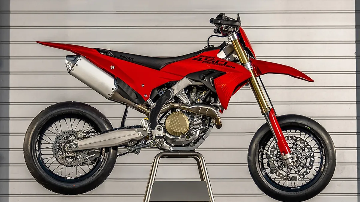 Ducati Desmo450 SM стоит 12 095 фунтов стерлингов: представлен первый серийный супермото только для трека