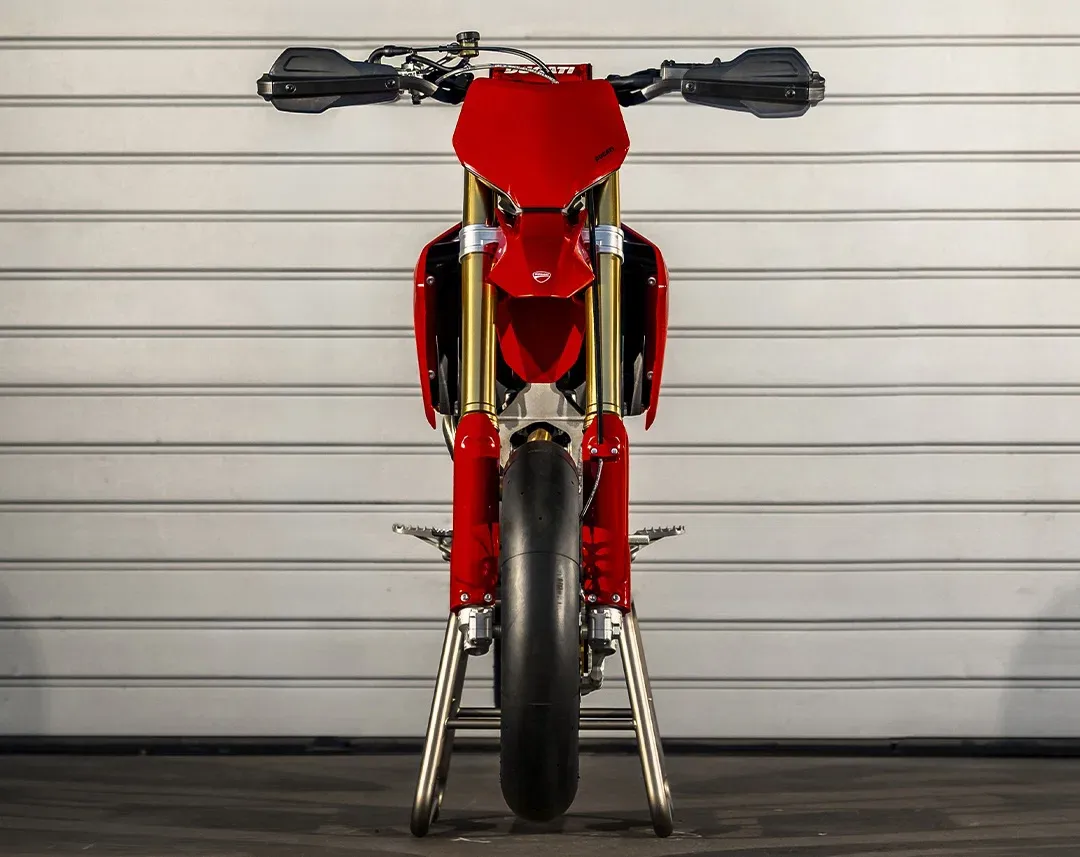 Ducati Desmo450 SM стоит 12 095 фунтов стерлингов: представлен первый серийный супермото только для трека — фото 3