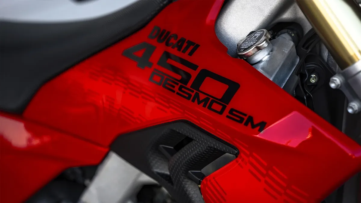Ducati Desmo450 SM стоит 12 095 фунтов стерлингов: представлен первый серийный супермото только для трека — фото 4