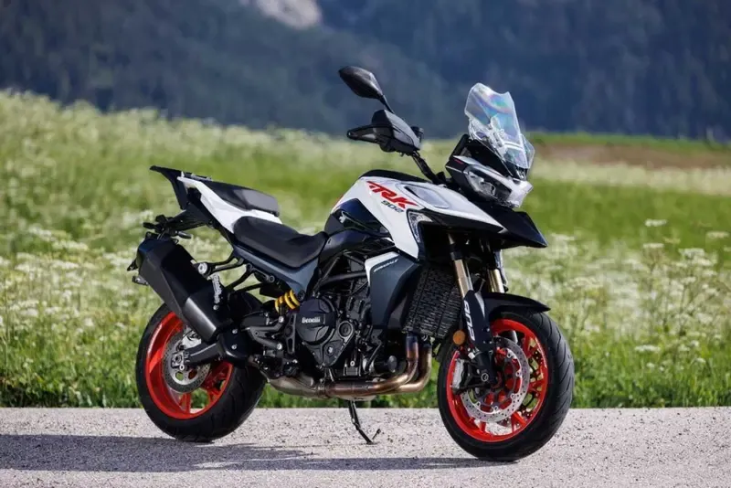 Benelli выходит в сегмент макси-байков: мы протестировали новые TRK 902 Xplorer и Stradale — фото 2