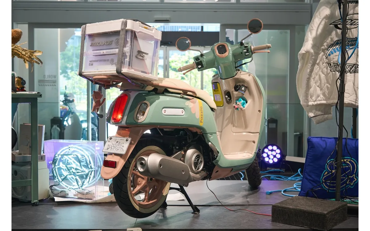 Летний сезон: в Йокогаме проходит выставка скутера Yamaha Fazzio в дизайне популярной группы ZUTOMAYO — фото 2