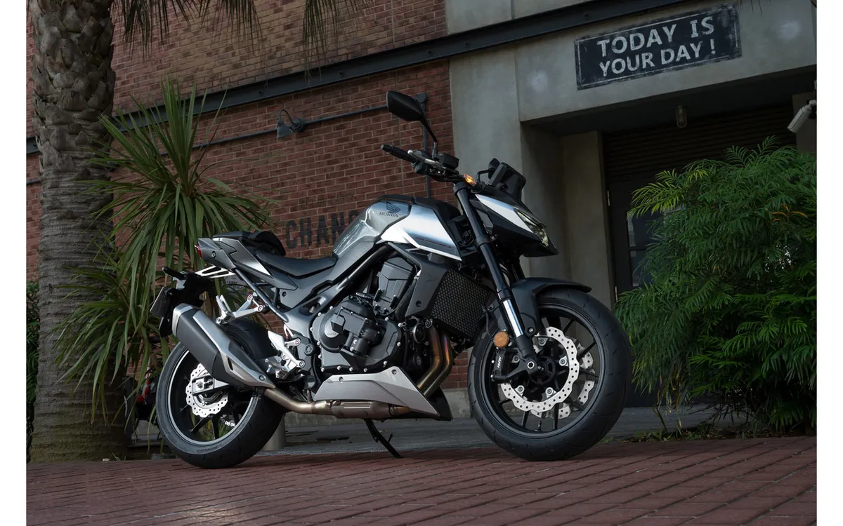 Тест-драйв Honda CB750 Hornet: идеальный вход в класс «нанахан»! Мощь двухцилиндрового стритфайтера и возможности системы E-Clutch — фото 2