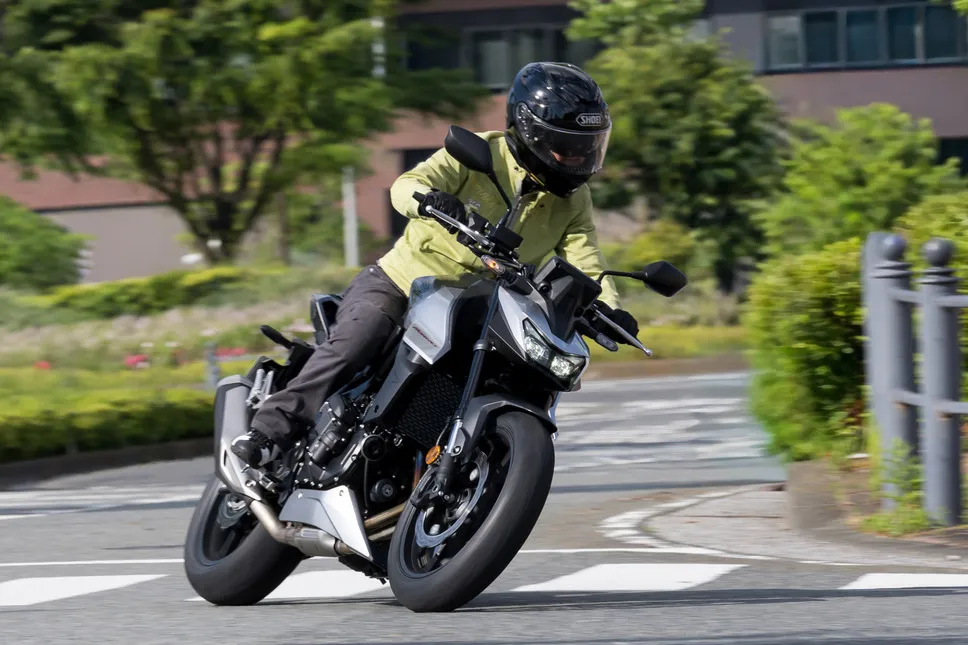 Тест-драйв Honda CB750 Hornet: идеальный вход в класс «нанахан»! Мощь двухцилиндрового стритфайтера и возможности системы E-Clutch — фото 4