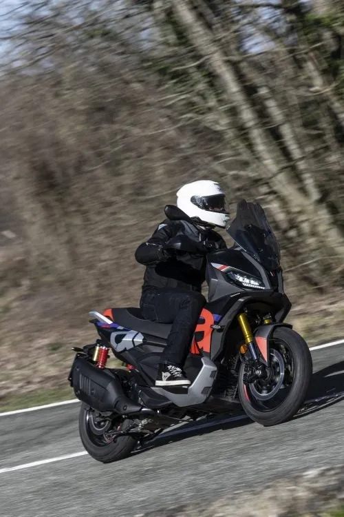 Почти боевой скутер? Aprilia SR GT 400 выходит на рынок Северной Америки — фото 2