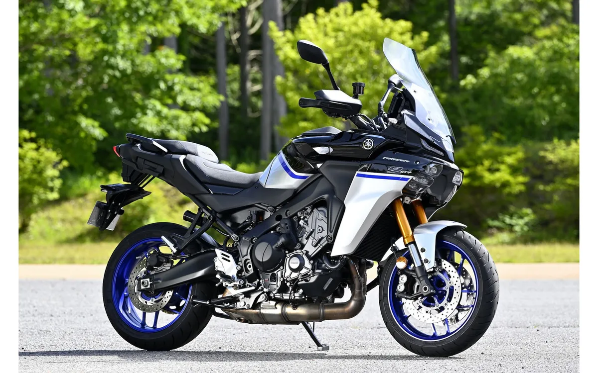 Тест-драйв Yamaha Tracer 9 GT+ Y-AMT: Максимальная комплектация дешевле 2 миллионов иен! Ультимативный туристический мотоцикл, рожденный перфекционизмом Yamaha — фото 2