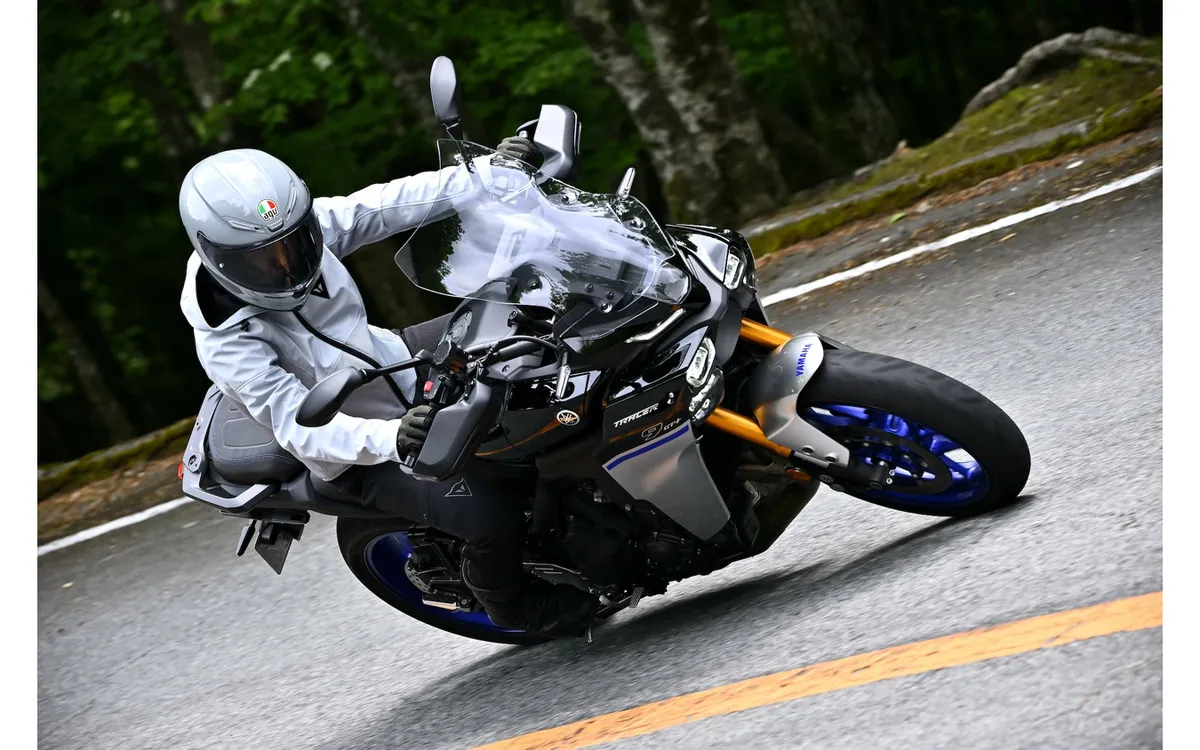 Тест-драйв Yamaha Tracer 9 GT+ Y-AMT: Максимальная комплектация дешевле 2 миллионов иен! Ультимативный туристический мотоцикл, рожденный перфекционизмом Yamaha — фото 4