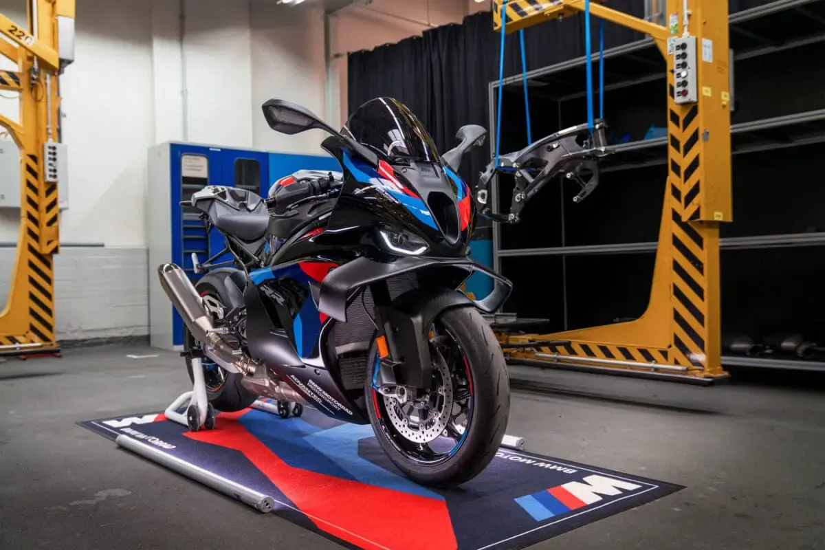BMW обновляет линейку 2027 года, во главе которой стоит M 1000 RR — фото 2