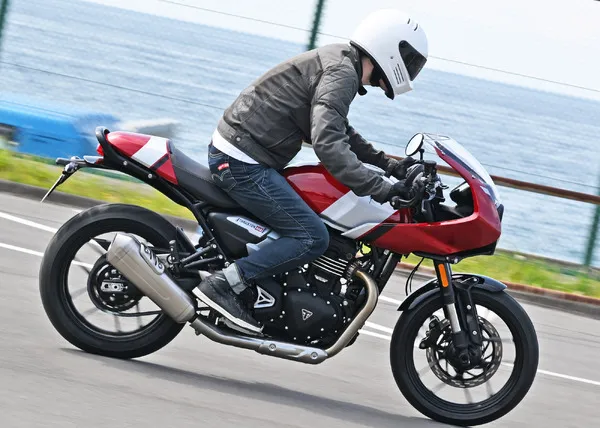 Triumph, который можно водить с обычными правами категории А и купить за 800 тысяч иен: неоретро-кафе-рейсер Speed Triple 400