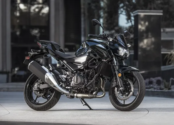 Kawasaki представила супернейкеды Z250 и Z400 модельного года 2027 с новой расцветкой