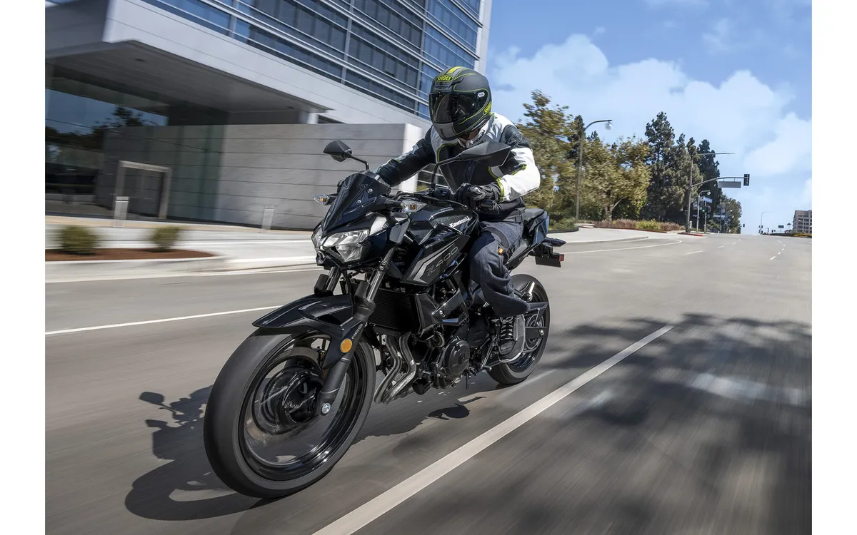 Kawasaki представила супернейкеды Z250 и Z400 модельного года 2027 с новой расцветкой — фото 4