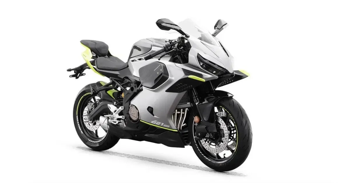 QJMotor SRK421S: китайский четырёхцилиндровый спортбайк от Адриана Мортона меняет облик и целится высоко
