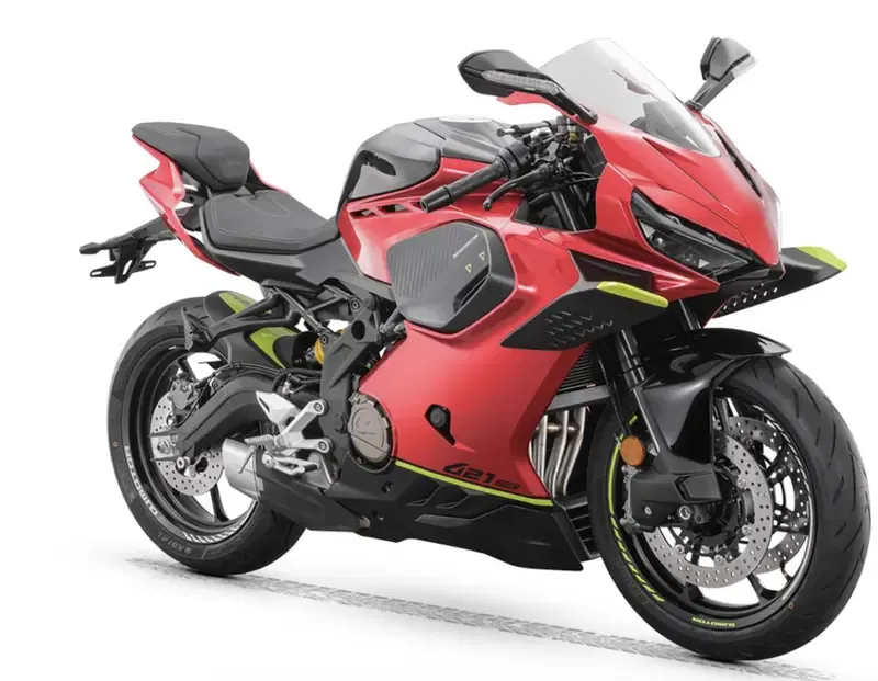 QJMotor SRK421S: китайский четырёхцилиндровый спортбайк от Адриана Мортона меняет облик и целится высоко — фото 3