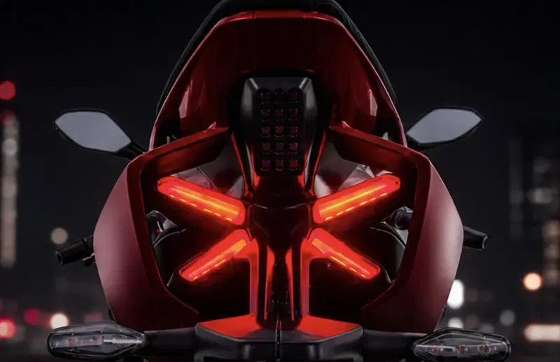 QJMotor SRK421S: китайский четырёхцилиндровый спортбайк от Адриана Мортона меняет облик и целится высоко — фото 4