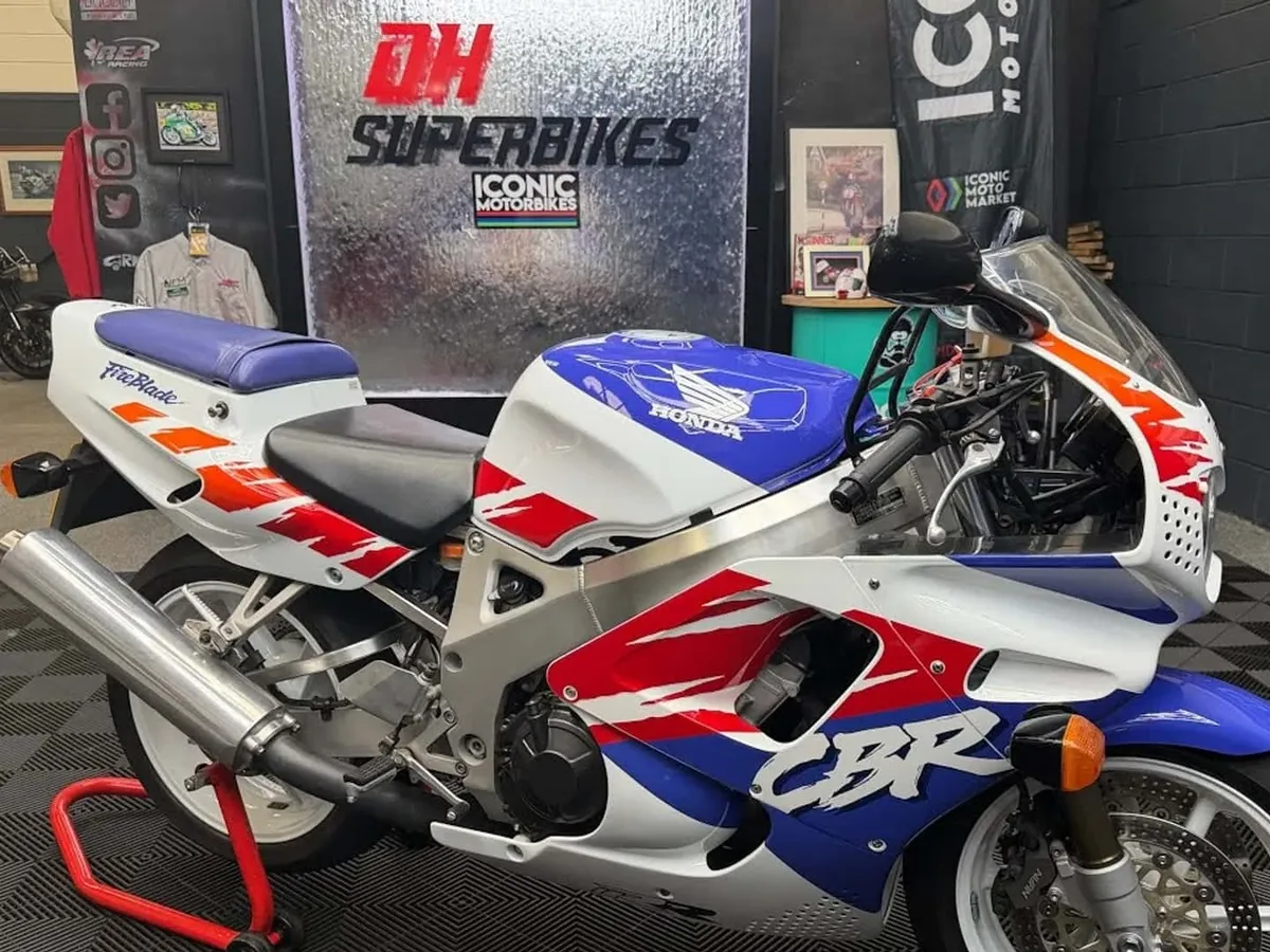 Honda Fireblade Джеймса Мэя выставлена на аукцион. И у Капитана Медленности явно есть свой тип — фото 2