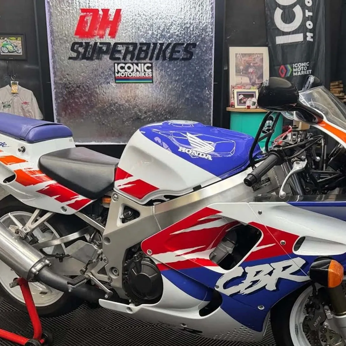 Honda Fireblade Джеймса Мэя выставлена на аукцион. И у Капитана Медленности явно есть свой тип — фото 3