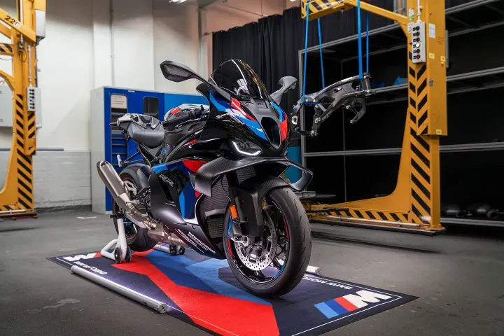 BMW готовит модель M 1000 RS к 2027 году — фото 2