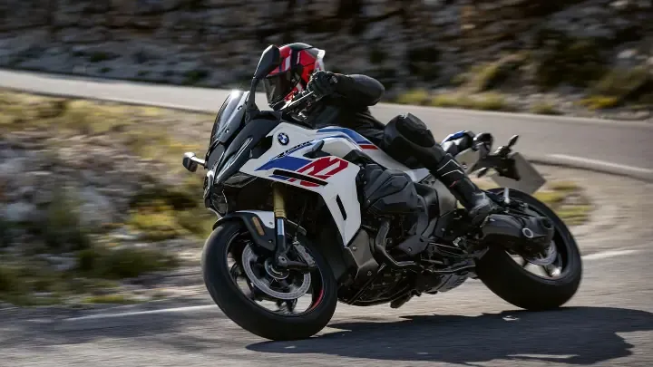 BMW готовит модель M 1000 RS к 2027 году — фото 3