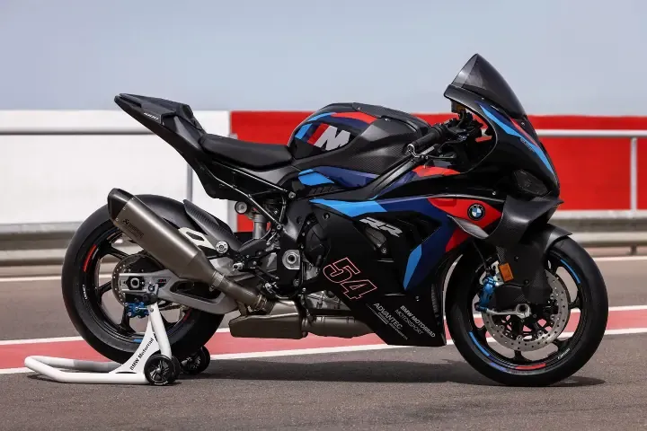 BMW готовит модель M 1000 RS к 2027 году — фото 4