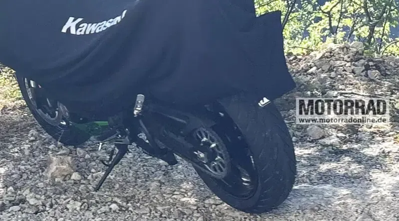 Kawasaki Versys 900 2027: шпионские фотографии новой кроссовер-модели — фото 3