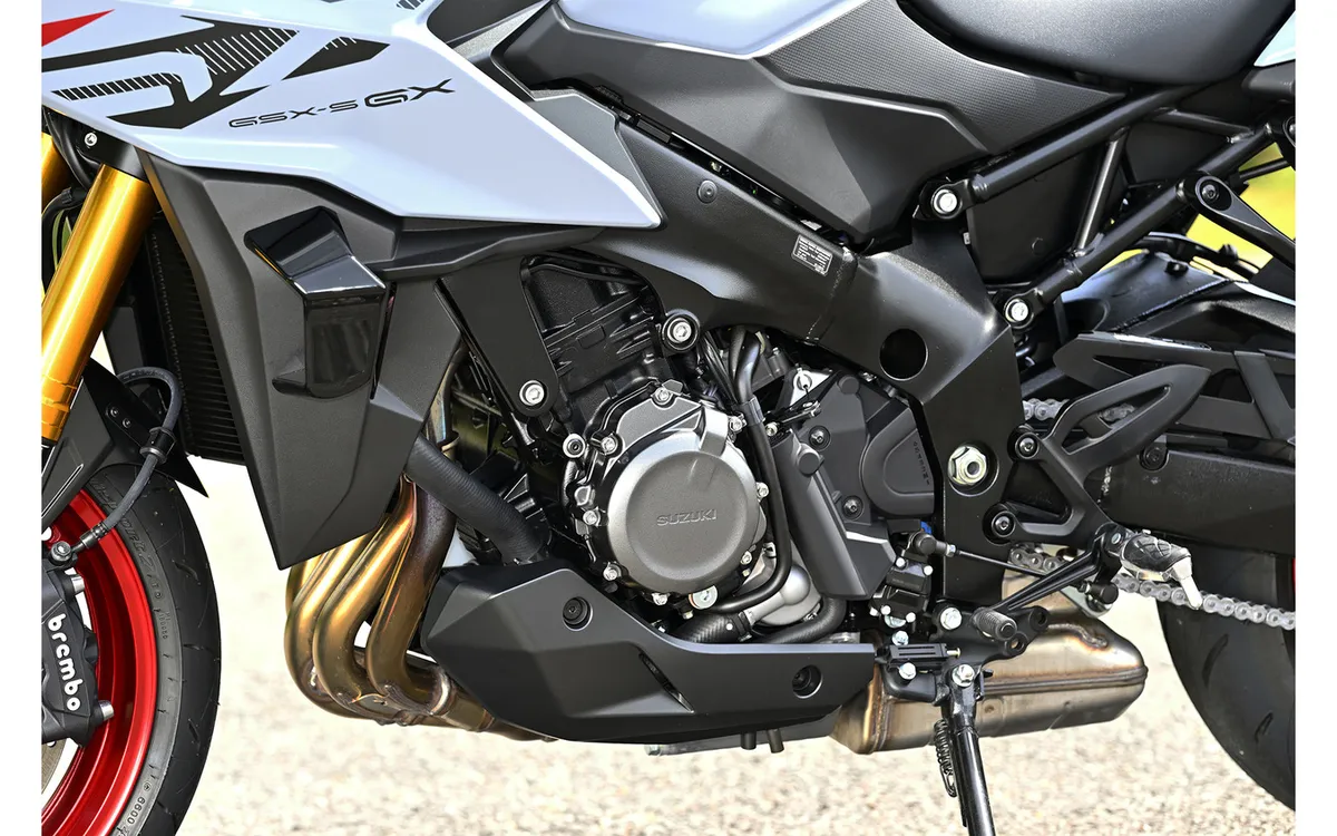 Как эволюционировал «SUV» в мире мотоциклов? Сравнение Tracer 9 и GSX-S1000GX выявило «выдающуюся повседневность» — фото 3