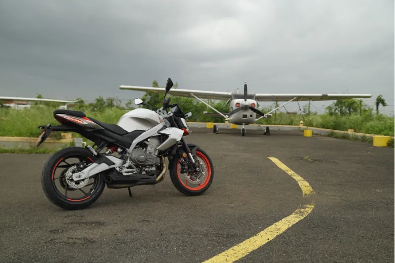 Первый тест Aprilia Tuono 457 Special Edition: удобный покоритель поворотов? — фото 2