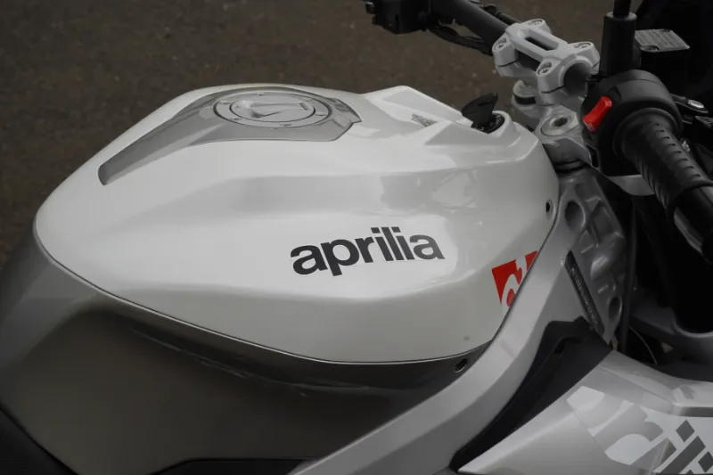 Первый тест Aprilia Tuono 457 Special Edition: удобный покоритель поворотов? — фото 3