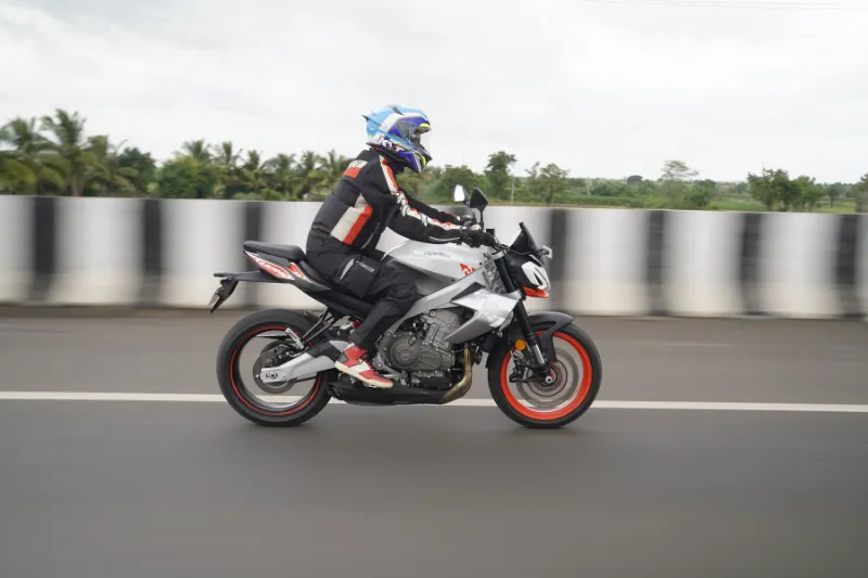 Первый тест Aprilia Tuono 457 Special Edition: удобный покоритель поворотов? — фото 4
