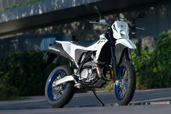 Тест-драйв Suzuki DR-Z4SM: раскрепощённый двигатель и острое управление. Агрессивность, редкая для наших дней