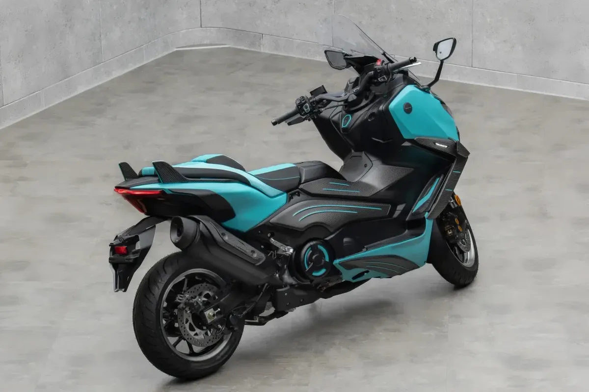 Тюнинг-ателье Mansory взялось за двухколёсную технику с кастомом Yamaha TMAX 560 — фото 2