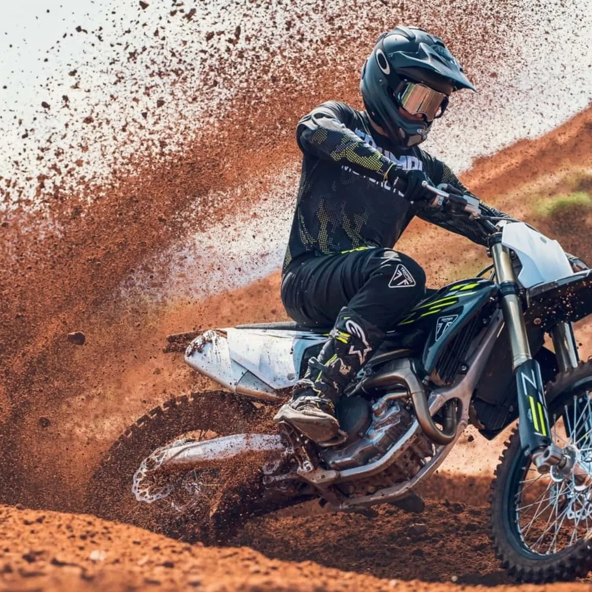 Новые внедорожные мотоциклы Triumph отзываются из-за проблем с головкой цилиндра — фото 3