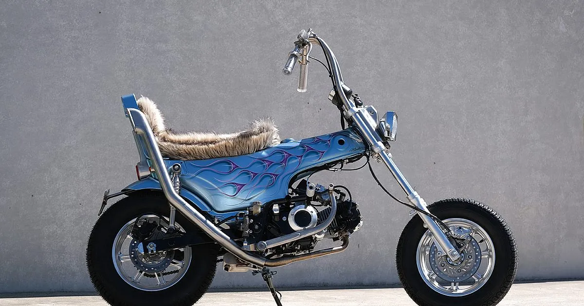 Honda Dax превратился в мини-чоппер с ручным переключением передач