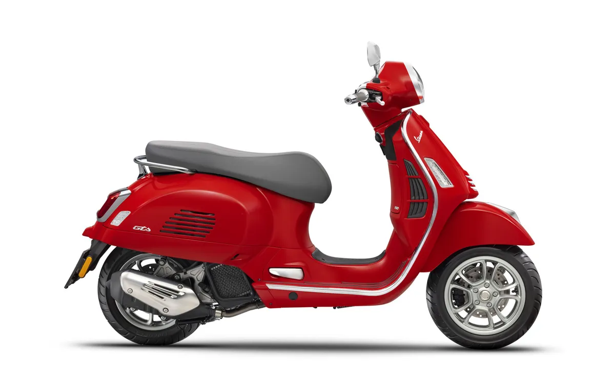 Vespa GTS серии и GTV 300 модель 2026 года с новой графикой поступят в продажу 22 августа — фото 2