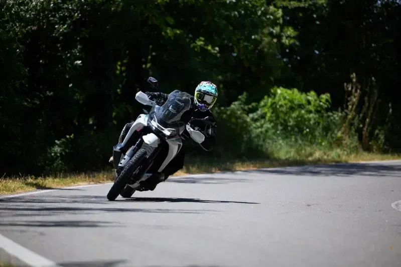 Тест CFMOTO 1000 MT-X: лицом к лицу с макси-эндуро всего за 9 990€ — фото 2