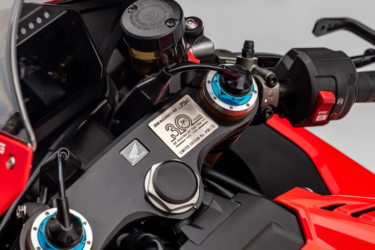 Honda представила эксклюзивную Fireblade SP к 30-летию карьеры Джона Макгиннесса — всего 15 экземпляров — фото 3