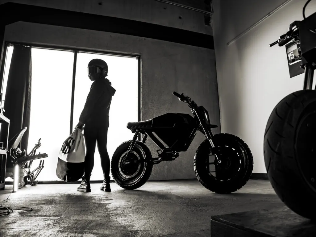 Droog Moto и Onyx объединились для создания кастомного электромотоцикла UNIT-1