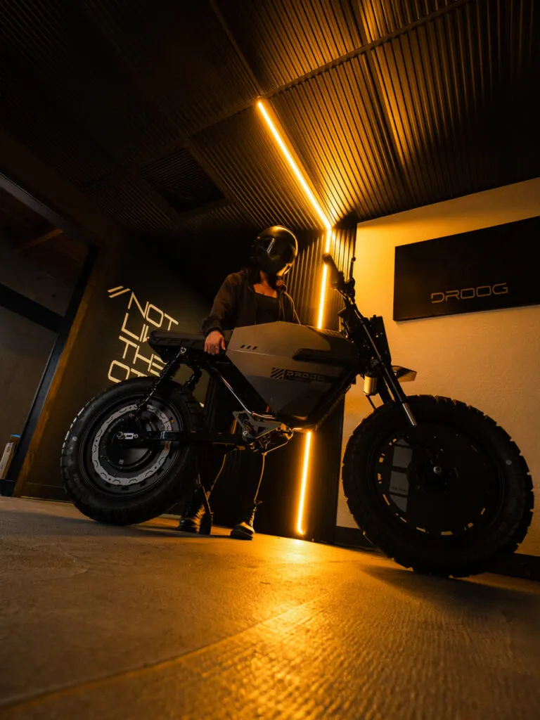 Droog Moto и Onyx объединились для создания кастомного электромотоцикла UNIT-1 — фото 3