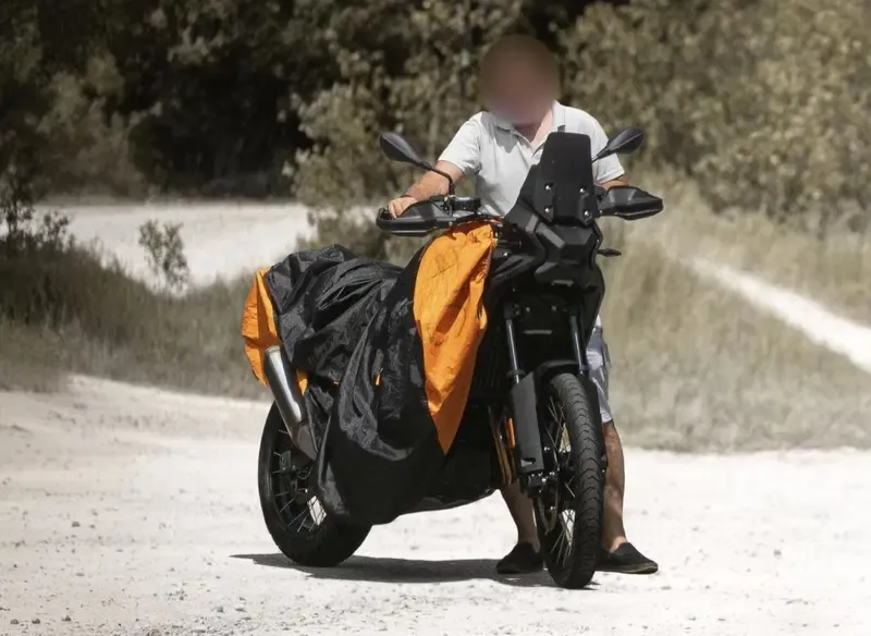 BMW работает над новой GS средней кубатуры? Между F 450 и F 900, возможно в 2028 году — фото 3