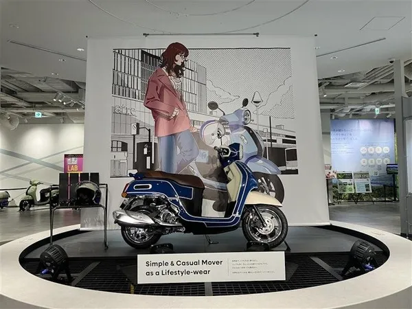 Новый скутер Yamaha Fazzio: представлена коллаборационная модель с иллюстратором utu в Yokohama E-Ride Base — фото 3