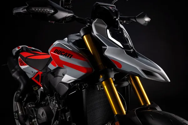 Ducati представила новое поколение с двигателем V2: модели Hypermotard V2 SP и DesertX поступят в продажу 12 сентября