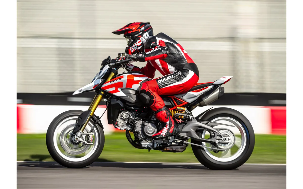 Ducati представила новое поколение с двигателем V2: модели Hypermotard V2 SP и DesertX поступят в продажу 12 сентября — фото 2