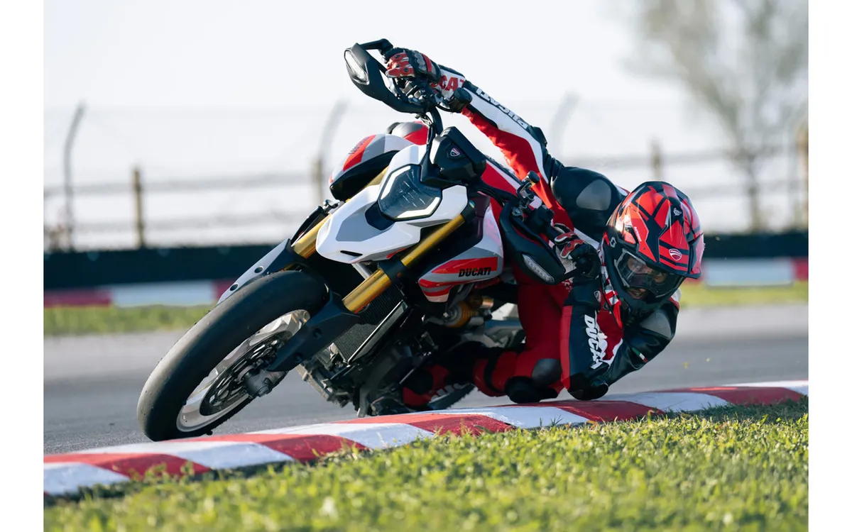Ducati представила новое поколение с двигателем V2: модели Hypermotard V2 SP и DesertX поступят в продажу 12 сентября — фото 3