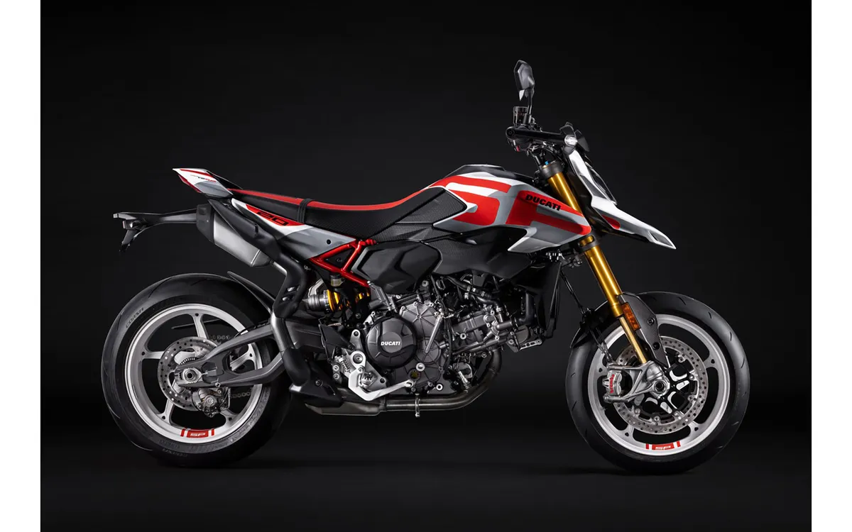 Ducati представила новое поколение с двигателем V2: модели Hypermotard V2 SP и DesertX поступят в продажу 12 сентября — фото 4