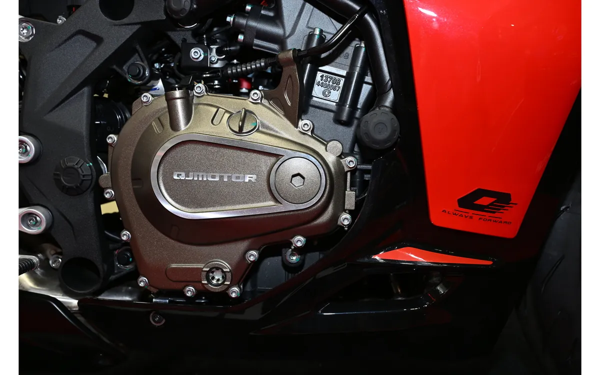 Из Китая прибывает 4-цилиндровый суперспорт 400cc: QJ Motor SRK400RS бросает вызов новой CBR на Токийском мотосалоне 2026 — фото 2