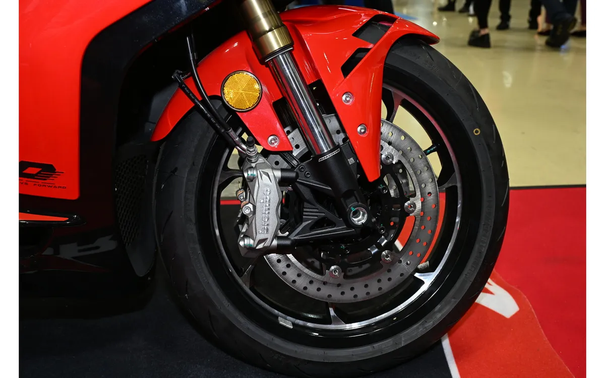 Из Китая прибывает 4-цилиндровый суперспорт 400cc: QJ Motor SRK400RS бросает вызов новой CBR на Токийском мотосалоне 2026 — фото 3